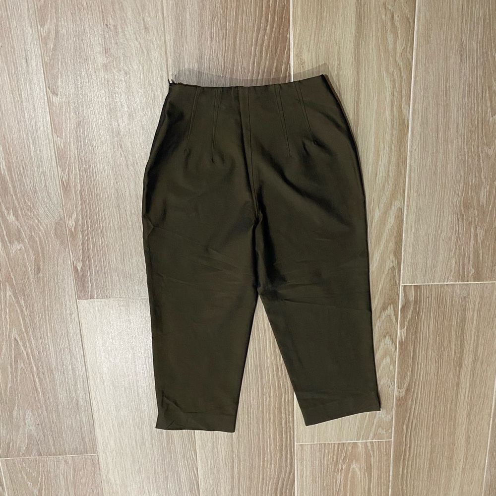 ISABEL ARDEE. Capri length dress pants with side invisible zipper.